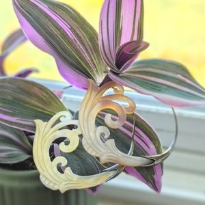 Shell wave hoop earrings